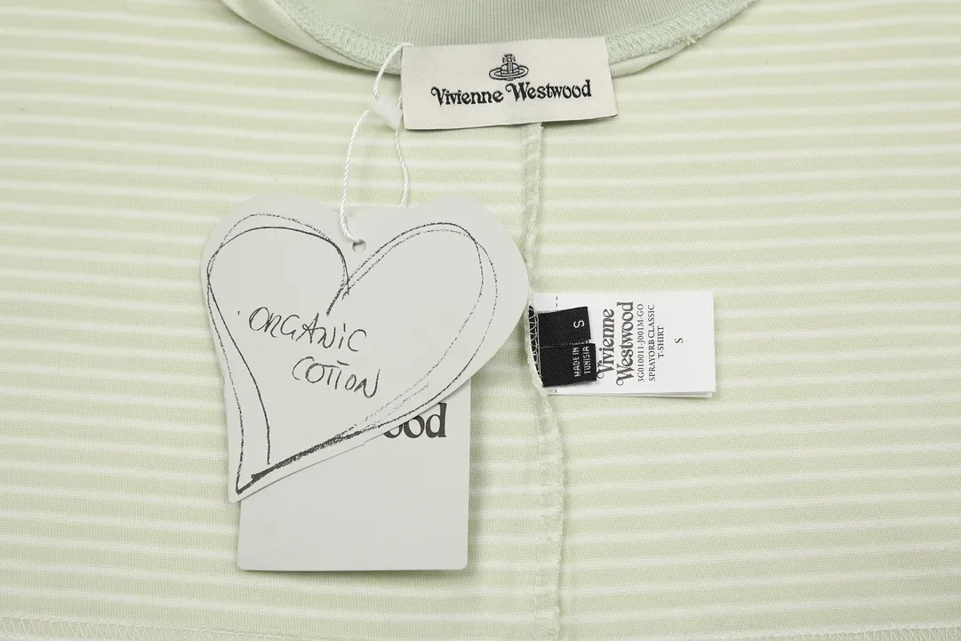 vivienne west wood west queen vivian ‼ ️Best-selling model in June Striped classic embroidered short-sleeves Pinstriped pure cotton stretch fabric Children's clothing-level quality Soft and skin-friendly The upper body is extremely comfortable Top-selling models of 2024 No need to say more Just go to the details Full series of correct accessories As we all know, striped fabrics need to be cut according to the grain The loss is huge It is twice the cost of ordinary solid-color short-sleeved fabrics Every detail is completely restored and directly stretched Color: Pink Blue Green Size: XS-L